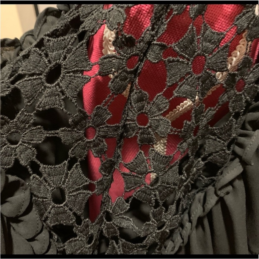 NWT long sleeve black crochet lace shoulder top size L - Picture 12 of 12